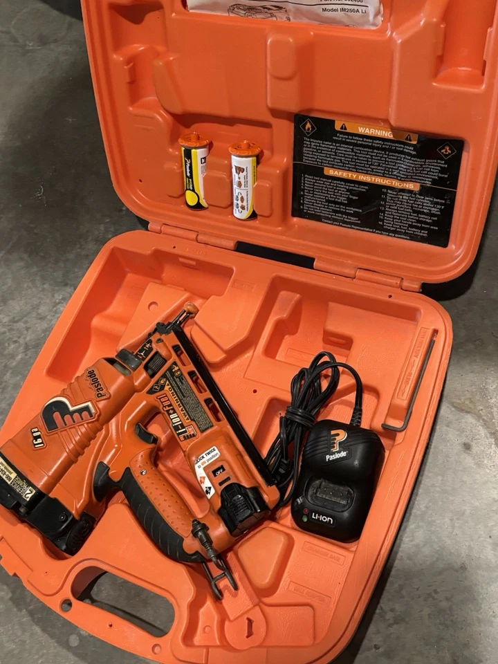 CLAVADORA PASLODE IM250A INALÁMBRICA CALIBRE 16 ACABADO EN ÁNGULO PARTE NO. 900600 con CAJA Foto 2 de 4