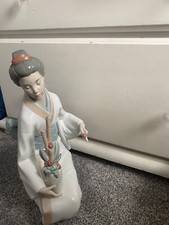 nao japanese lady 1276, immaculate condition. been in glass cabinet protected 