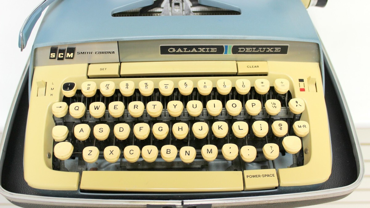 Vintage Smith Corona Galaxie Deluxe Portable Typewriter With Case