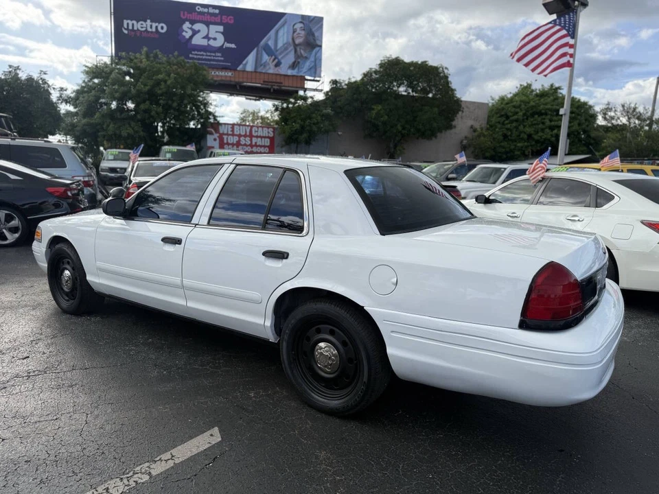 Ford Crown Victoria Police Interceptor 2006 sedán de 4 puertas (eje de 3,55) Foto 2 de 4