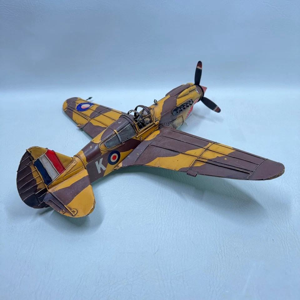 Modelo de avión de combate vintage Curtiss P-40 Kittyhawk RAF - metal de hojalata hecho a mano - Foto 3 de 4