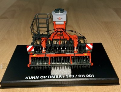 Replicagri Kuhn Optimer+ 303/SH 201 Maßstab 1:32 - Grey Hoppers