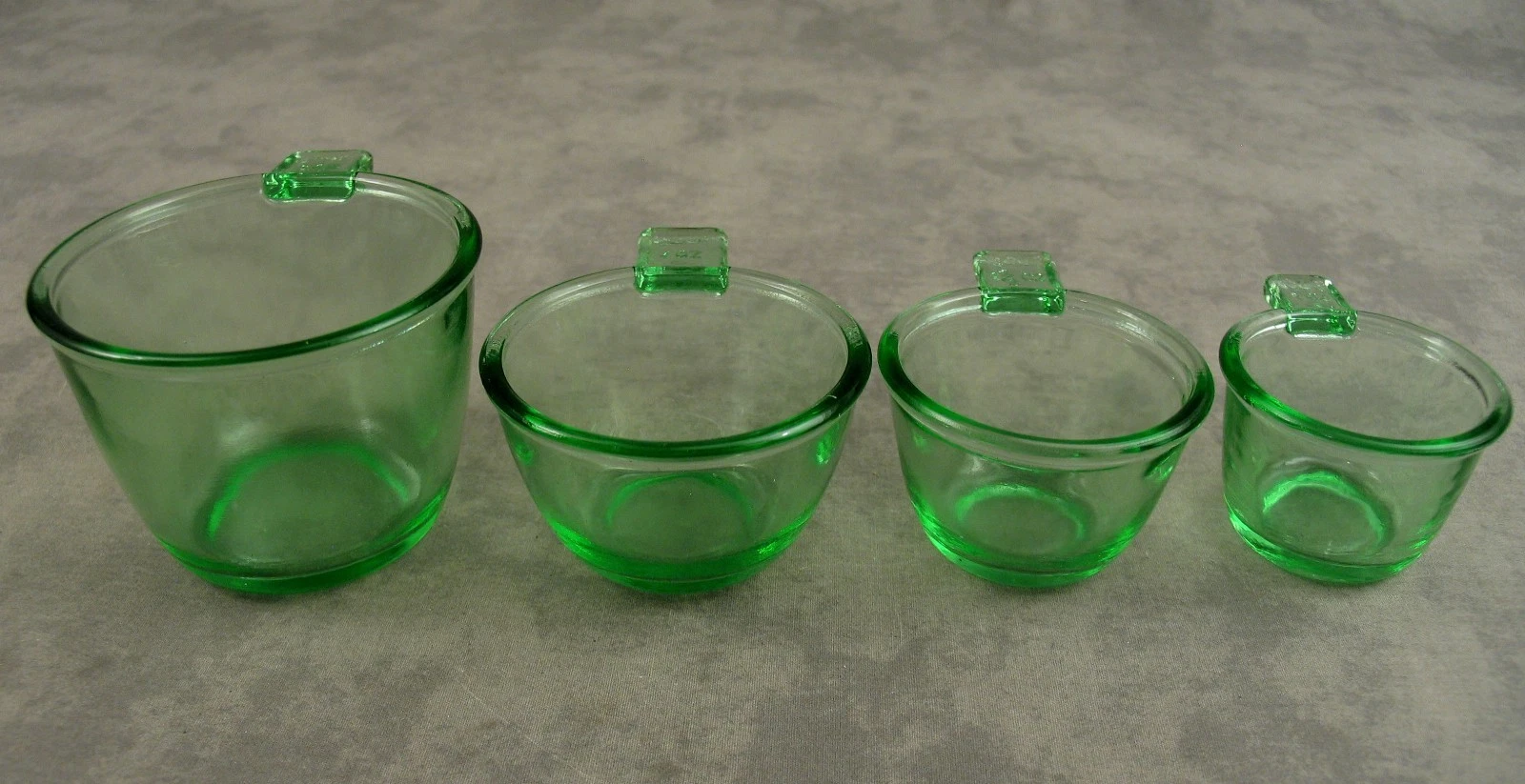 APPLE GREEN GLASS 4 Pc. MEASURING CUP SET Nesting 1/4, 1/3, 1/2, 1 Cup
Opens in a new window or tab