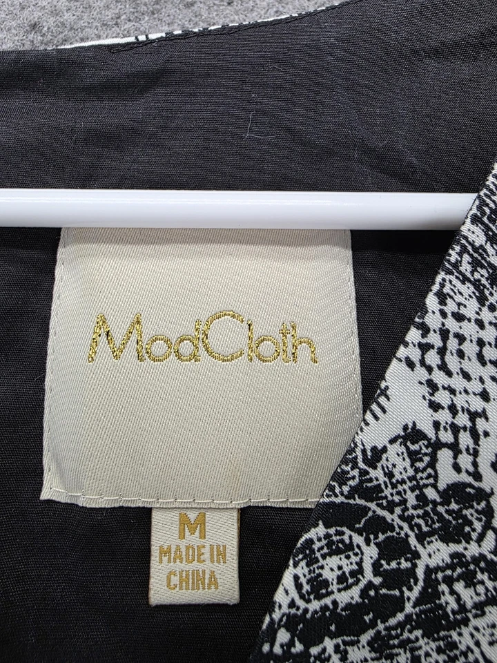 Vestido ModCloth para mujer mediano negro blanco fruncido manga gorra cuello en V elástico Foto 2 de 4