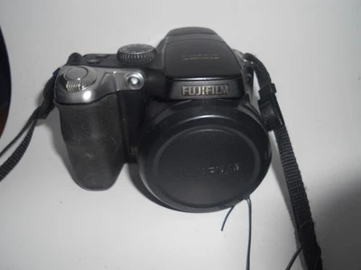FujiFilm FinePix S8100FD Digital Bridge Camera 10MP 18x Zoom Lens Fully Working