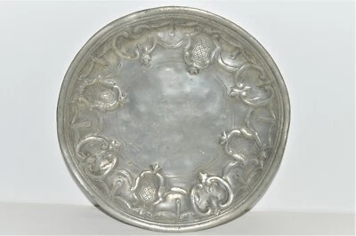 -BELLE ASSIETTE ETAIN LOUIS XV XVIIIe avec Poinçon PARIS + un autre COLLECTION - Photo 1/4