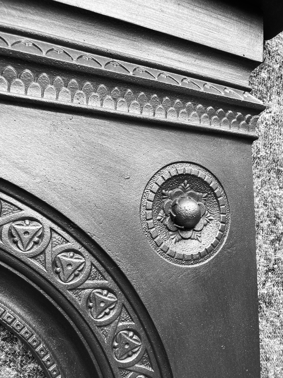 RESTORED ANTIQUE CAST IRON FIRE SURROUND / FIREPLACE ARCHED, VICTORIAN