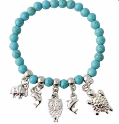 bezauberndes türkises Perlenarmband 6mm mit 5 Charms