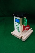 Vtg 1999 Britt Allcroft Thomas Wooden Railway STOP AND GO TOWER STATION