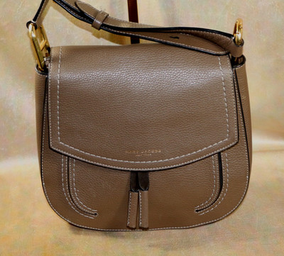 MARC JACOBS MAVERICK CROSSBODY MEDIUM TAUPE ALL LEATHER AND GOLD, EXCEPTIONAL!