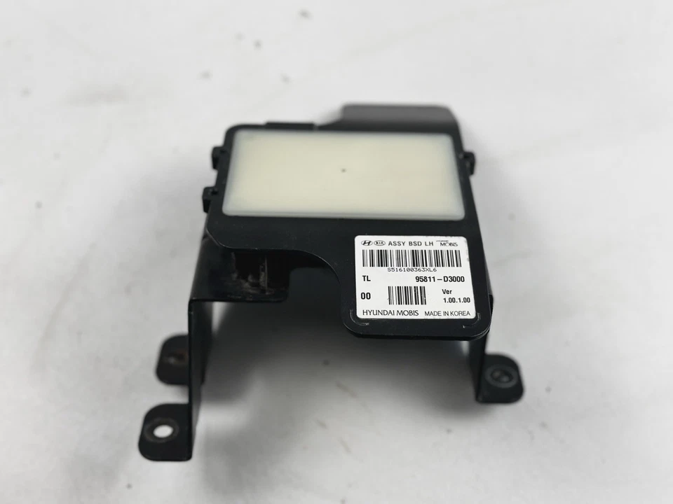 2016-2018 HYUNDAI TUSCON REAR LH BLIND SPOT SENSOR RADAR MODULE OEM 95811-D3000 - Image 2 of 4