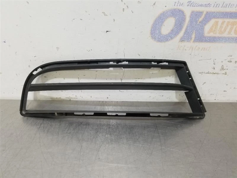 10 2010 BMW 135I РЕШЕТКА НИЖНЯЯ ПРАВАЯ ПАССАЖИРСКАЯ - Изображение 2 из 4