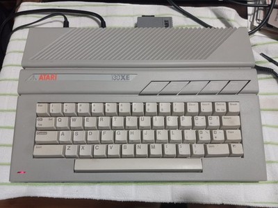 Atari 130 XE computer and UNO cartridge