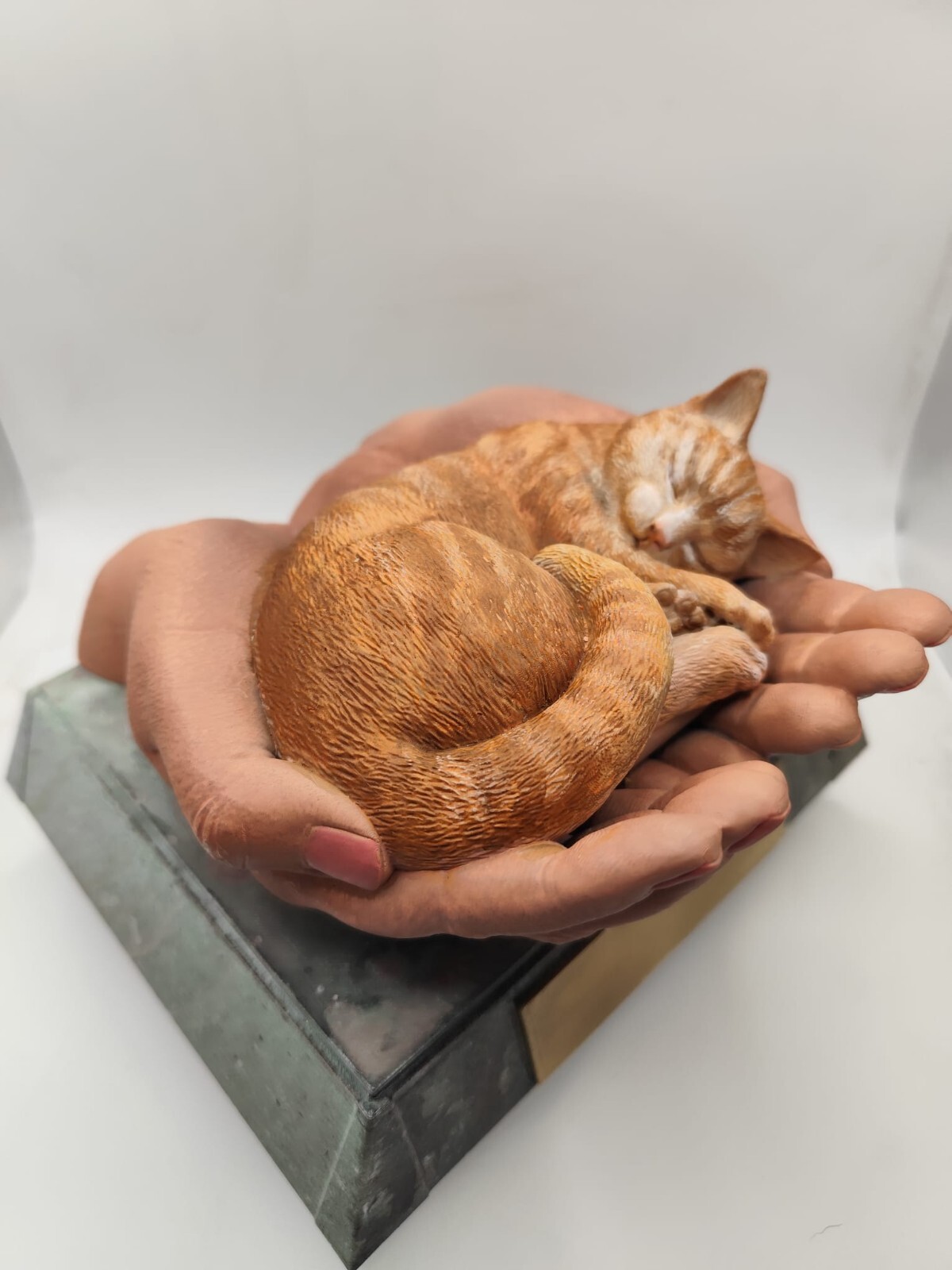 Urne funéraire chat d'exception en porcelaine de Limoges, finitions or fin et design contemporain