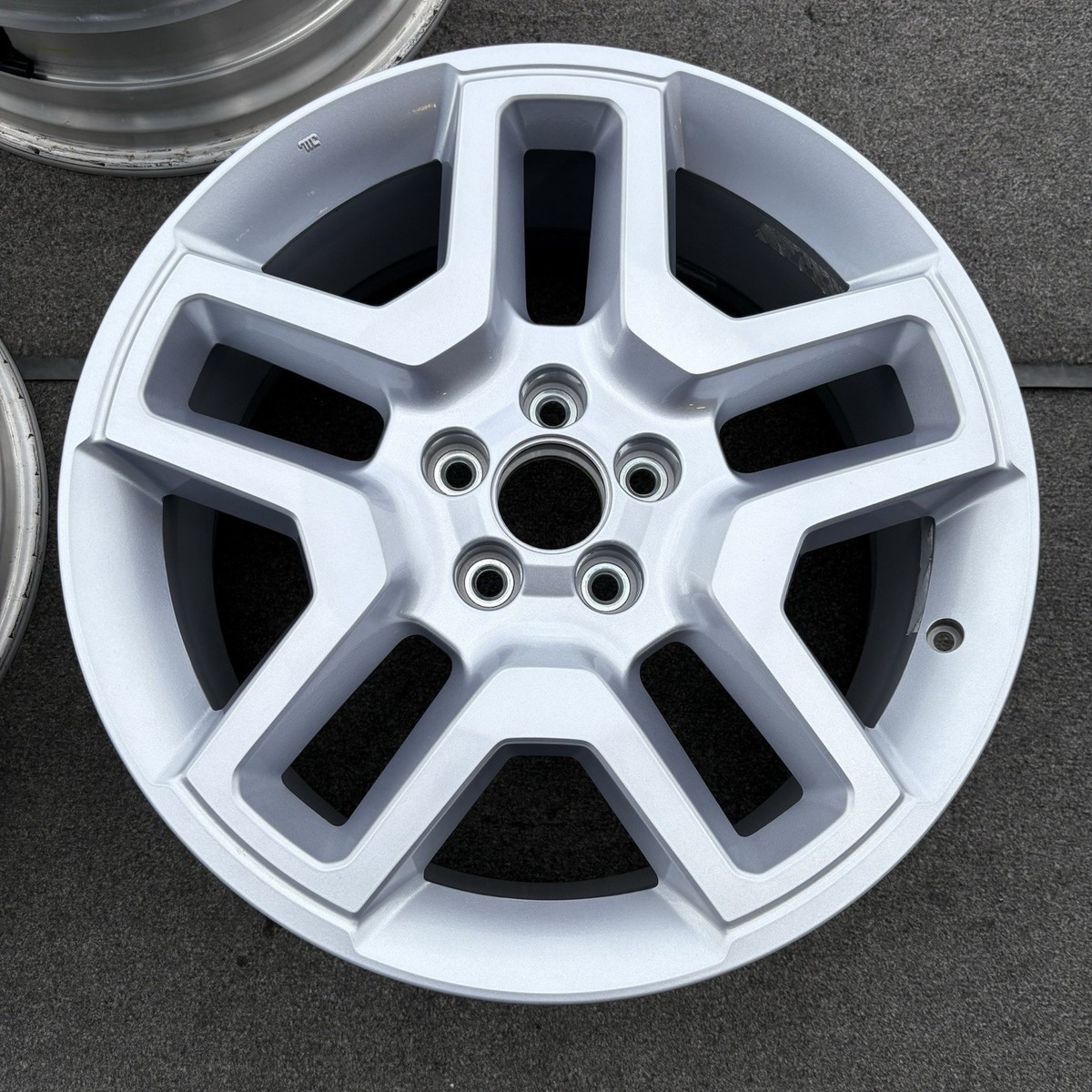 rila 0813 SINGLE 20 INCH WHEEL/RIM HONDA PASSPORT 2025-2026 OEM SILVER