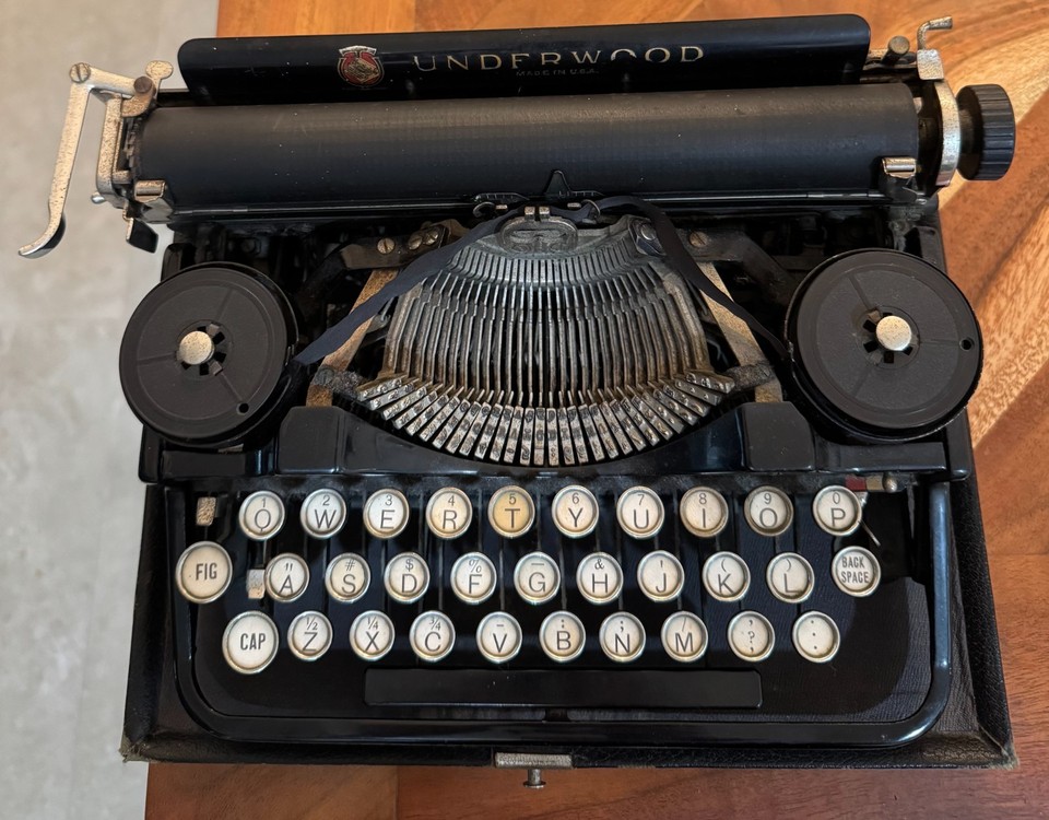 Vintage Underwood Standard Portable Typewriter (Early 3‑Bank Model, 1920–1922) —