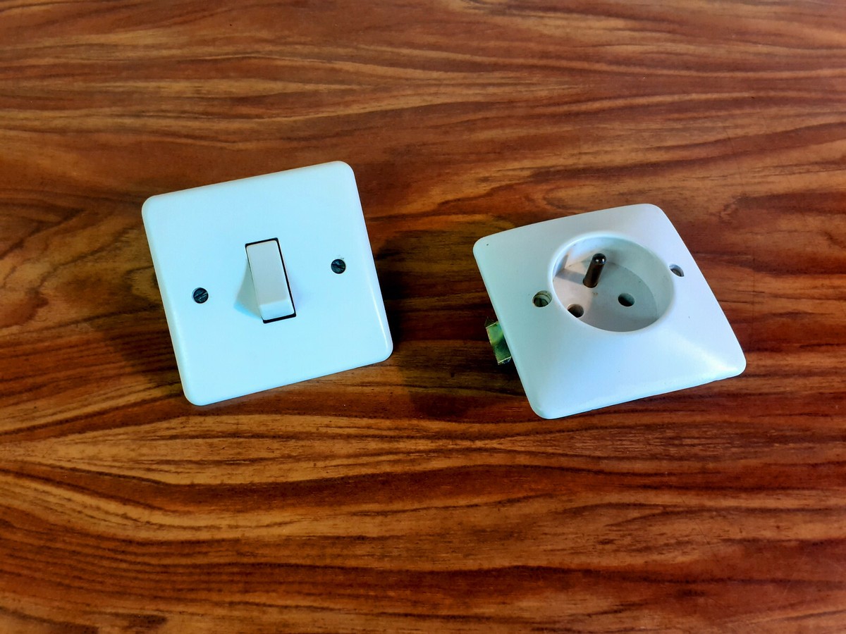 Lot De 2 Prises Sans Terre Neptune 1 De Legrand - Occasion, Fonctionnelles