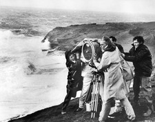 El director de cine inglés David Lean filma un mar tempestuoso en el nosotros - Foto antigua