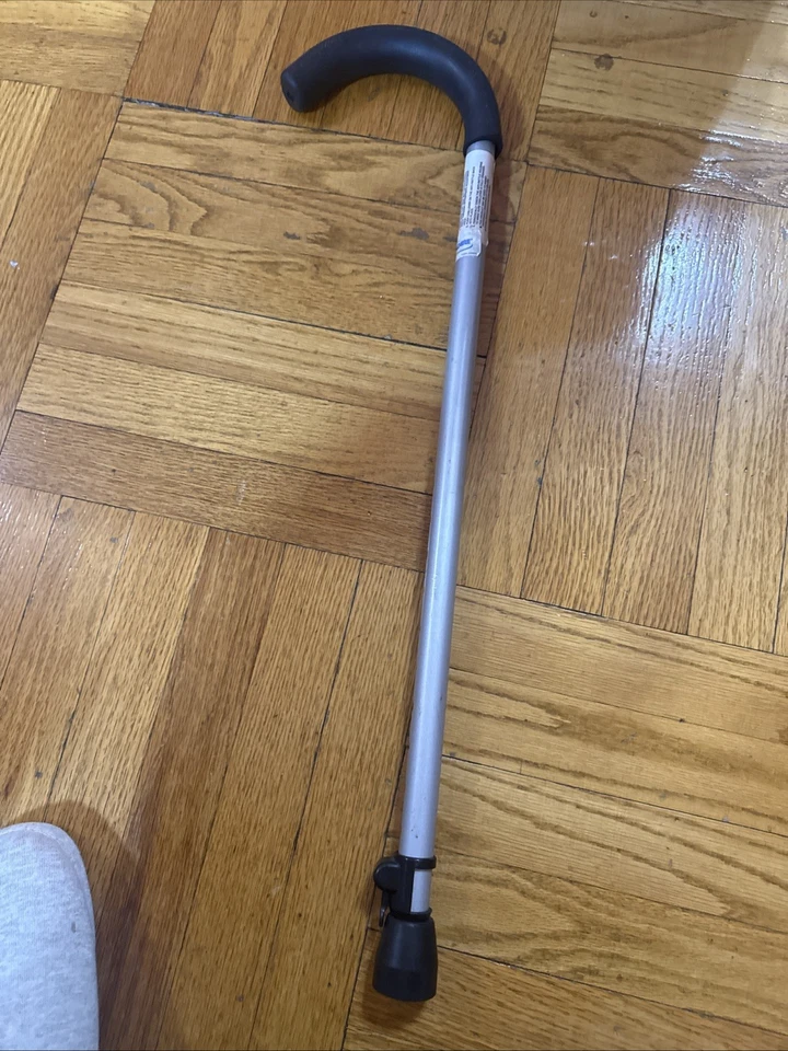 Bastón de mango redondo de aluminio cromado Invacare de 29,50 a 38,50" de altura Foto 2 de 4