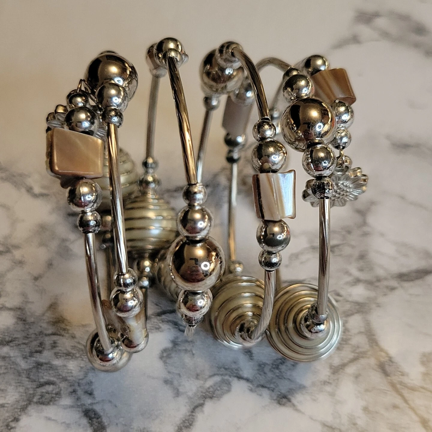 OFF WHITE Bracciale Bobina Perline Filo Avvolgente Multistrato Finta Perla Conchiglia Tono Argento Metallo