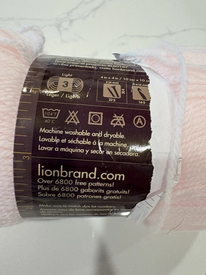 Fio macio Lion Brand Baby 104 pétalas 1 novelo 5 oz 459 jardas rosa muito claro - Imagem 2 de 4