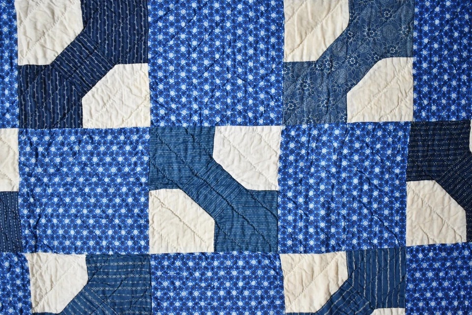 GORGEOUS Vintage 40's Blue & White Bowties Antique Quilt ~CLASSIC DESIGN! - Image 3 of 4
