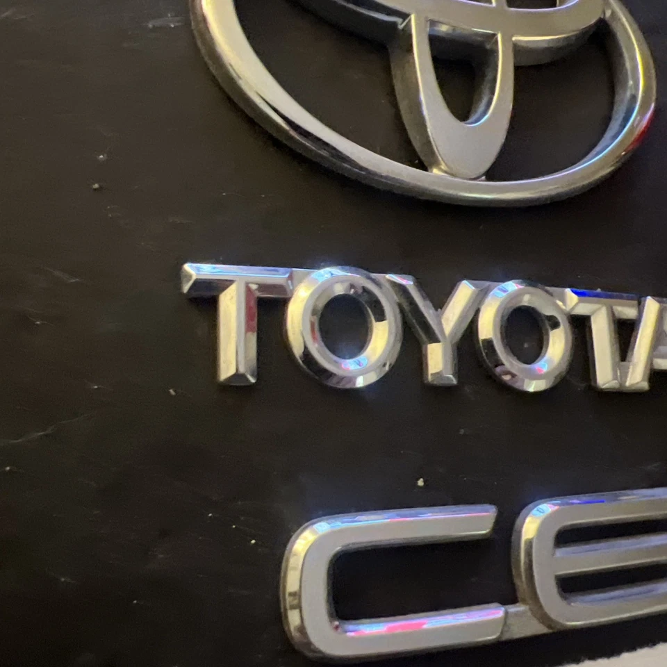 98 99 00 01 02 TOYOTA COROLLA CE CROMO EMBLEMA TRASERO LOGOTIPO INSIGNIA SÍMBOLO CONJUNTO OEM Foto 3 de 4