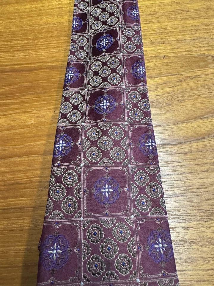 Corbata de seda XMI. Granate con floral morado. "59"" x 3,5""" Foto 2 de 4