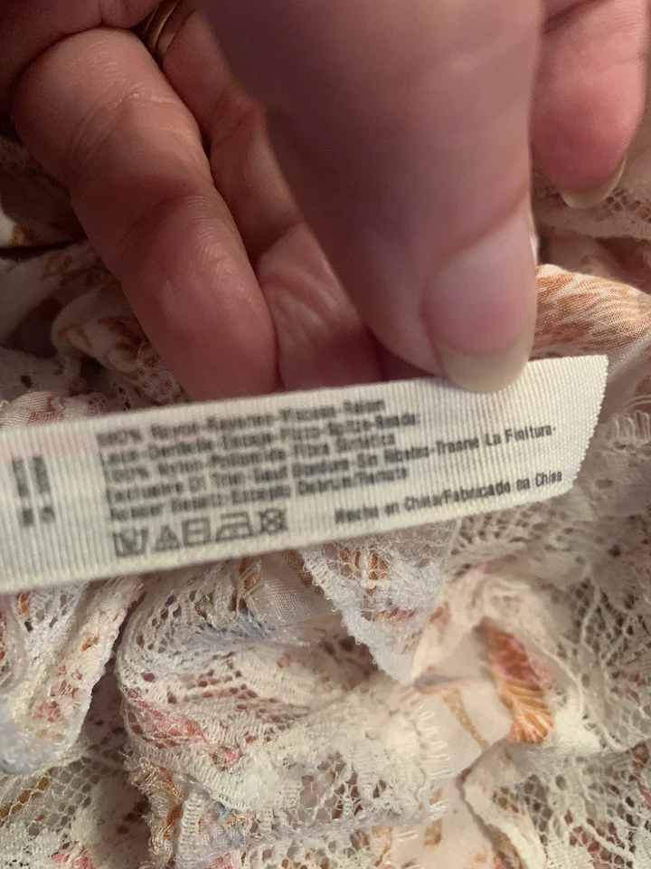 Vestido de noche floral con inserciones de encaje de rayón íntimamente Free People talla grande Foto 4 de 4