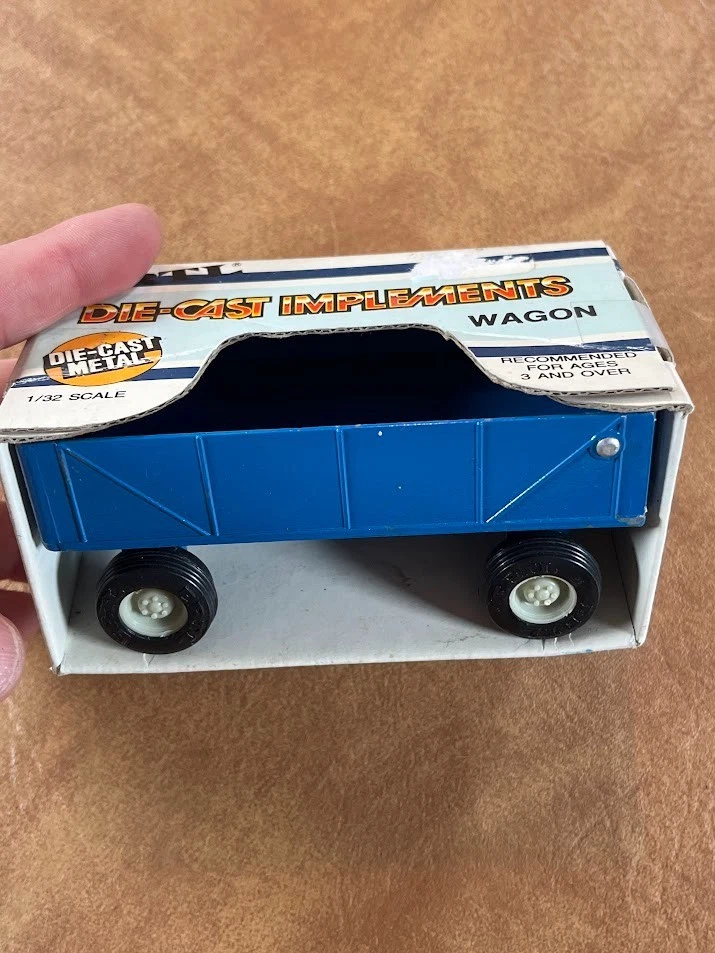 Vagón de granja azul Ertl 1/32 de colección nuevo stock antiguo juguete de granja fundido a presión no. 1977-241H Foto 3 de 4