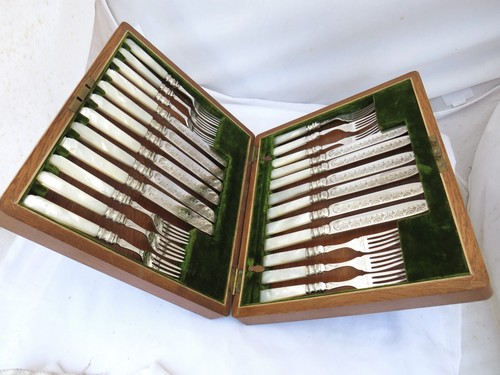 24 PIECE SILVER PLATE & CARVED MOTHER OF PEARL DESSERT CUTLERY SET WOOD CASE - 第 5/16 張圖片