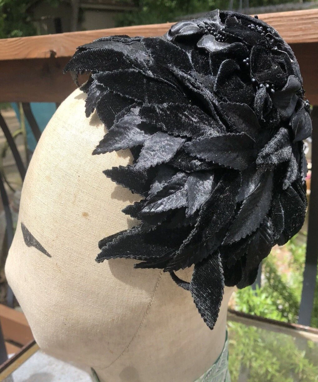 Casquette casquette noire vintage feuilles de velours et baies années 1950 
