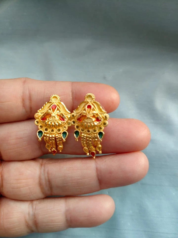 Pendientes piercing de diseñador con pasador de joyería de moda tono oro amarillo Foto 3 de 4