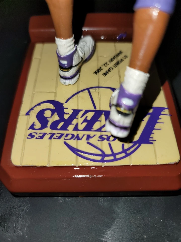 McFarlane Kobe Bryant 81 点雕像增强樱桃木和金盘底座  — 第 4/4 张图片