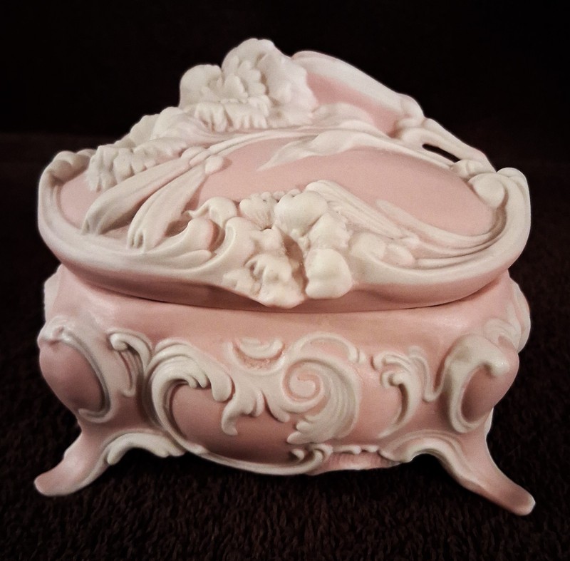 VTG PINK DRESSER BOX PORCELAIN/ BISQUE FOOTED FLORAL MOTIF