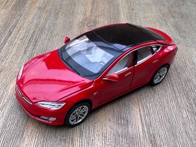 Die Cast TESLA MODEL S 100D  1:32 Friktion Licht metallic red NEUWERTIG
