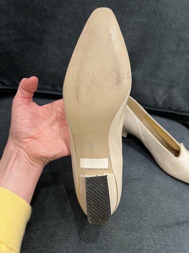 Vintage California Magdesians Cream Low Pump Heels Gold Trim Size 10 Narrow - Picture 6 of 12