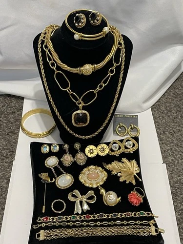 Large Lot Vintage Gold Tone Jewelry~21pc/11 Signed~Trifari Swarovski 925 Avon+++