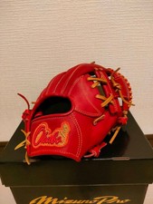 Hardball and softball gloves