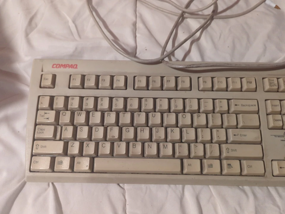 Compaq Keyboard 118002-008 PS/2 Style Plug, Model SK-1800 Beige, Missing Legs - Image 2 of 4