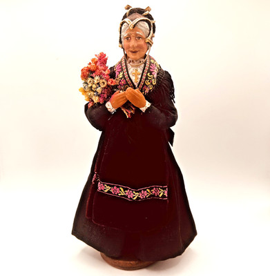 Vintage französische Santon Frau Sammelfigur hält Blumen Höhe: 9 cm