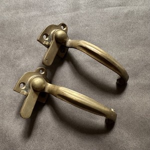 PAIR OF ANTIQUE VINTAGE SOLID BRASS CASEMENT FASTENER WINDOW LATCH HANDLES