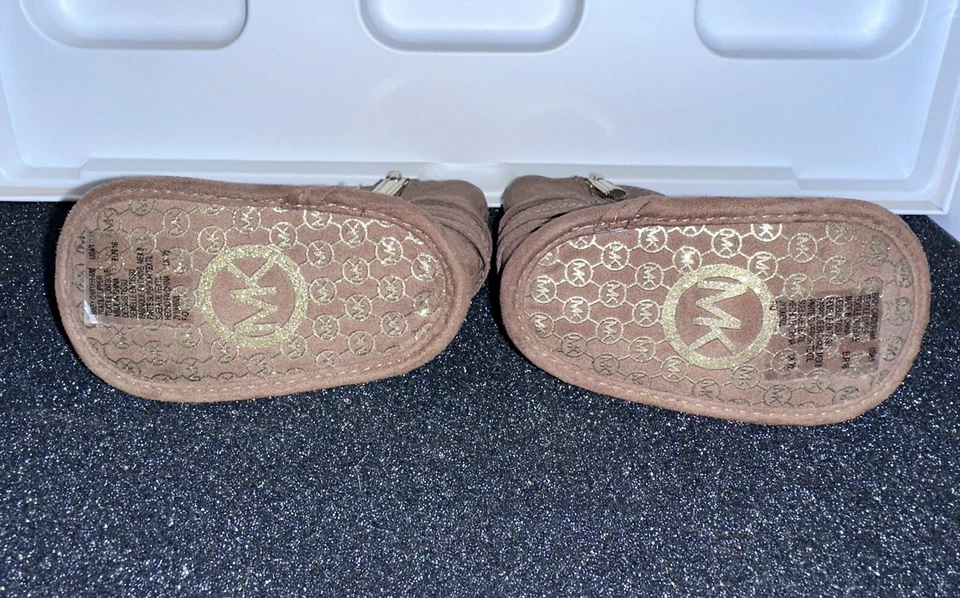 Botines infantiles Michael Kors de gamuza sintética talla uno Foto 3 de 4