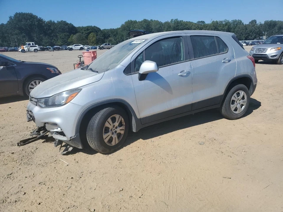 (LOCAL PICKUP ONLY) Hood Fits 17-22 TRAX 1862700 - Image 3 of 4