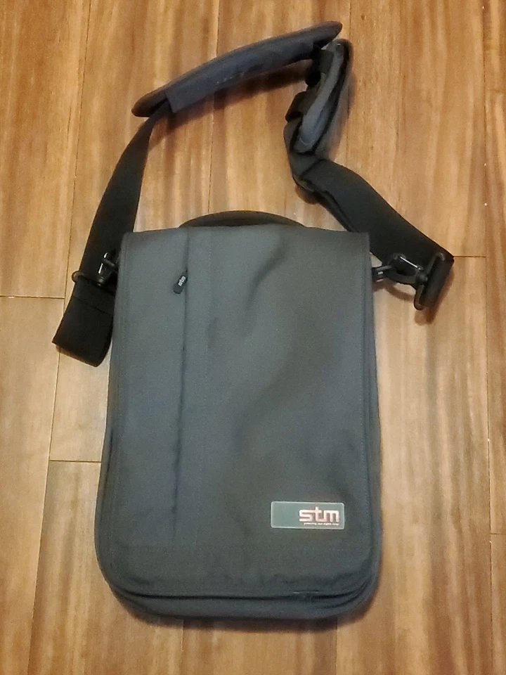 STM 13" Vertical Laptop Bolso Mensajero Acolchado Gris Oscuro Callejón Aire (S-13") Carbono Foto 2 de 4