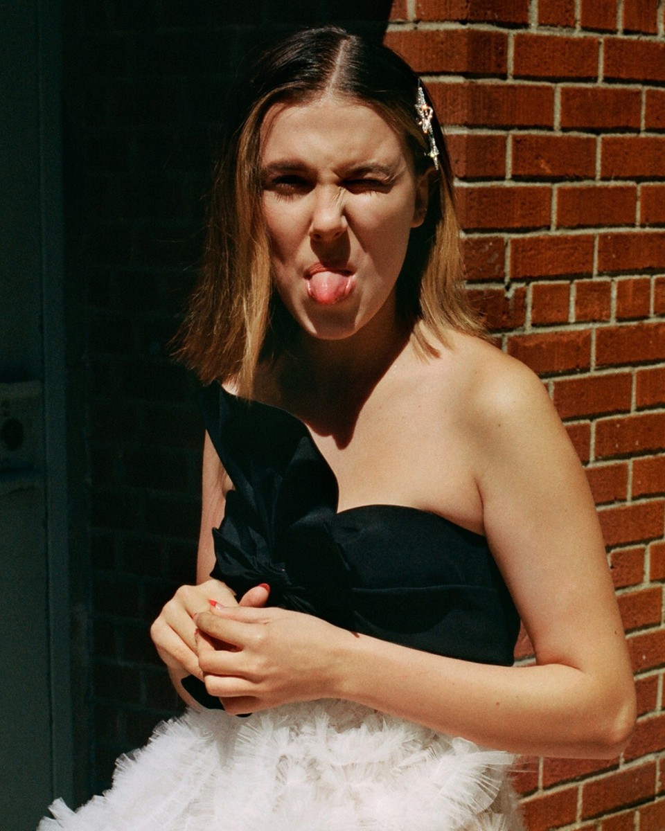 MILLIE BOBBY BROWN 8x10 PHOTO *