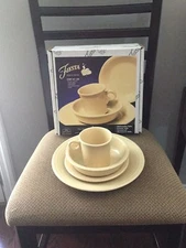 Homer Laughlin China Co Fiesta 4 Pc Place Setting Ivory 831 330 Used Made in USA