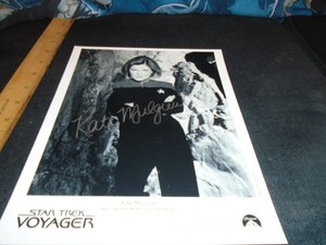 Kate Mulgrew STAR TREK Voyager AUTOGRAPHED Photo 10 x 8 Captain Kathryn Janeway