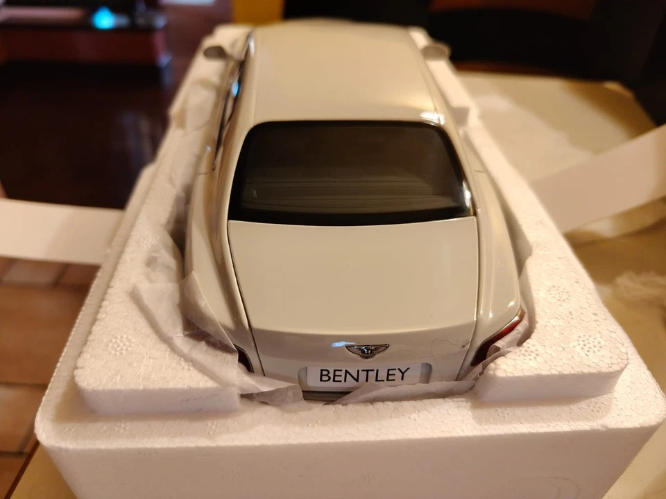 Bentley Flying Spur W12 bianco scala 1/18 Kyosho. Come nuovo con scatola. Raro. - Immagine 4 di 4
