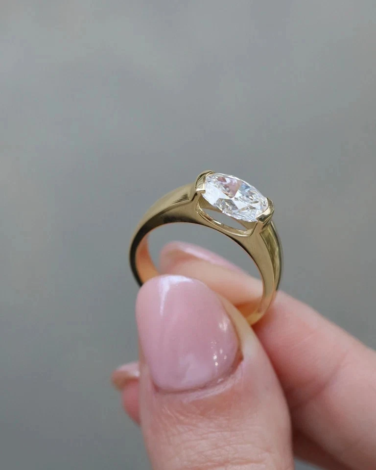 Alianza de diamantes cultivados en laboratorio IGI de corte ovalado de 2 quilates con banda gruesa de oro amarillo de 14 k Foto 2 de 4